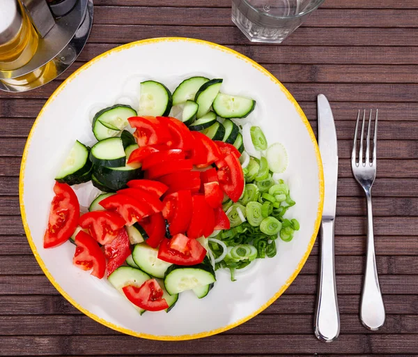 Sommersalat aus frischen Tomaten, Gurken und grünen Zwiebeln — Stockfoto