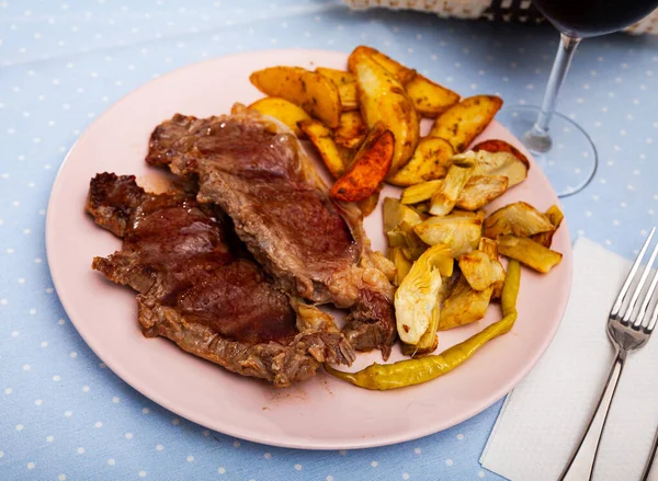 Veal steak with grilled potato and artichokes — Stock Photo, Image
