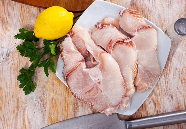 Çiğ mavi köpekbalığı bifteği, deniz ürünleri malzemeleri. — Stok fotoğraf