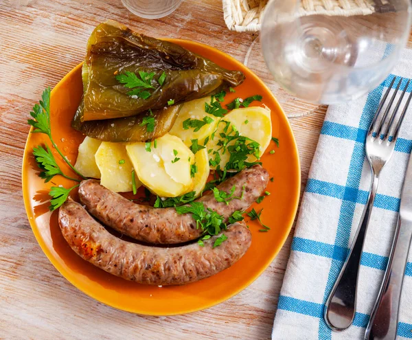 Smažené domácí uzeniny s pečenými brambory a pečeným pepřem — Stock fotografie