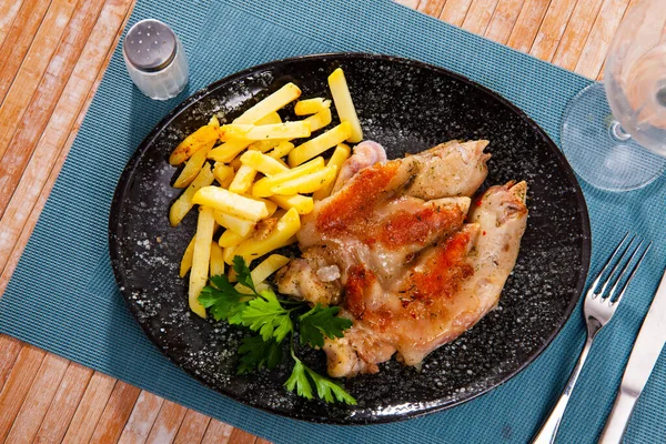 Appetizing fried pig legs with potatoes served on plate — Stock Photo, Image