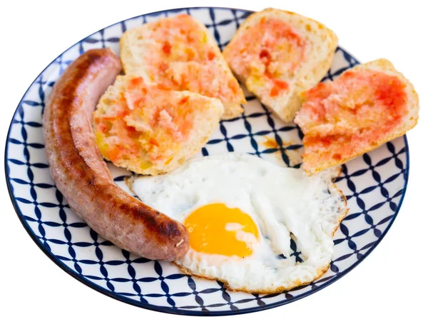 Ovos fritos com salsicha e fatias de baguete — Fotografia de Stock