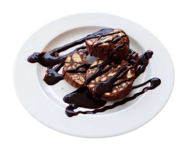 Geserveerde chocolade gerolde cake met walnoot op bord — Stockfoto