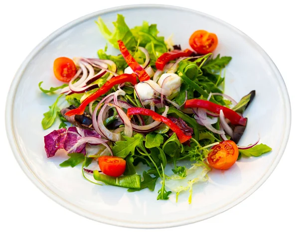 Frischer Gemüsesalat mit Mini-Mozzarella-Perlen — Stockfoto