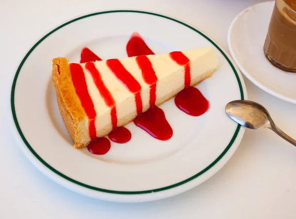 Bolo de queijo doce macio de mascarpone com cobertura de framboesa — Fotografia de Stock