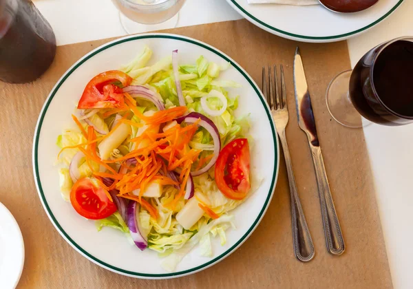 Закриття іспанського вегетаріанського салату на білій тарілці. — стокове фото