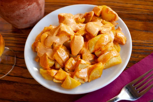 Pikantne ziemniaki Patatas bravas z sosami — Zdjęcie stockowe