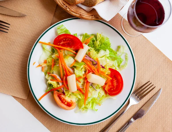 Salat aus frischem Gemüse, Tomaten, Zwiebeln, Karotten und mariniertem Spargel — Stockfoto