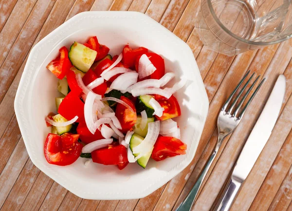 Salada de verão de tomates frescos, pepinos, cebola — Fotografia de Stock