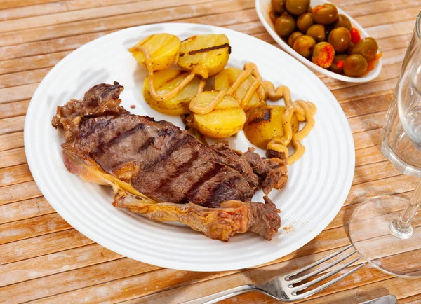 Hovězí steak s bramborami na bílém talíři — Stock fotografie
