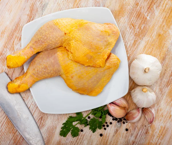 Obrázek syrové kuřecí kýty se zelení a česnekem — Stock fotografie