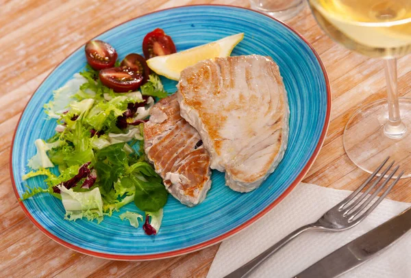 Cozinha escandinava frutos do mar servidos com verduras e legumes no prato na mesa de madeira — Fotografia de Stock