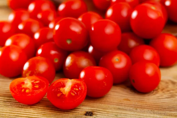 Tomate cerise mûre en assiette blanche sur table en bois — Photo