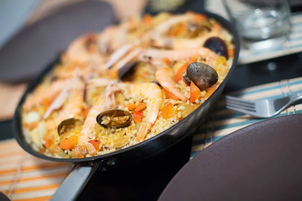 Arroz tradicional español con mariscos - paella — Foto de Stock