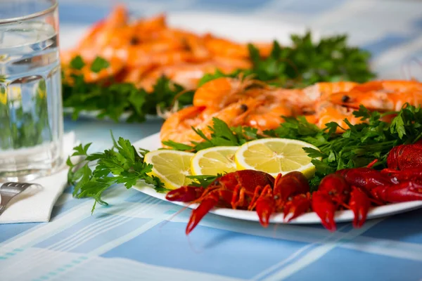 Deliciosos mariscos mediterráneos camarones y cangrejos de cerca — Foto de Stock