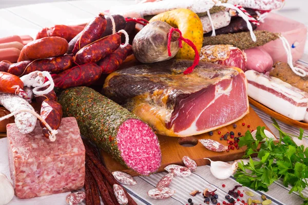 Разнообразие мяса на столе Стоковая Картинка