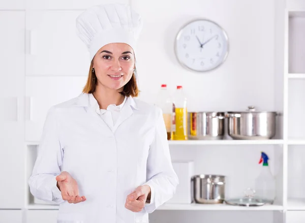 Femmina cuoca al lavoro — Foto Stock