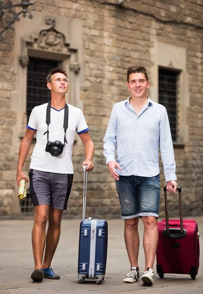 Turisti allegri che camminano per strada — Foto Stock