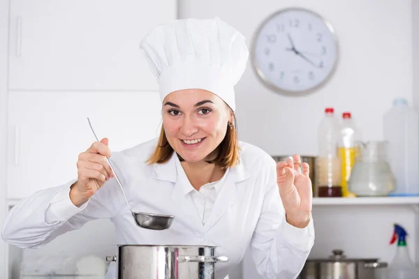 Cook tasting food — Stock Photo, Image