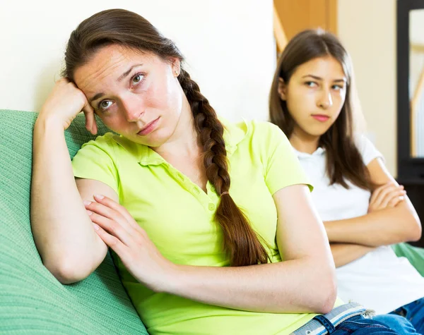 Droevige jonge vrouwen die wegkijken — Stockfoto