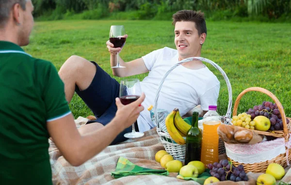 Man genieten van het leven op picknick buiten met zijn vriend — Stockfoto
