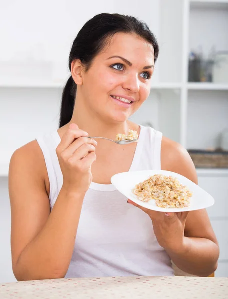 Young girl holding bowl — Stock Photo, Image