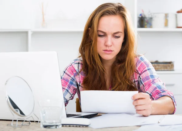 Retrato de la mujer joven whith ordenador portátil —  Fotos de Stock