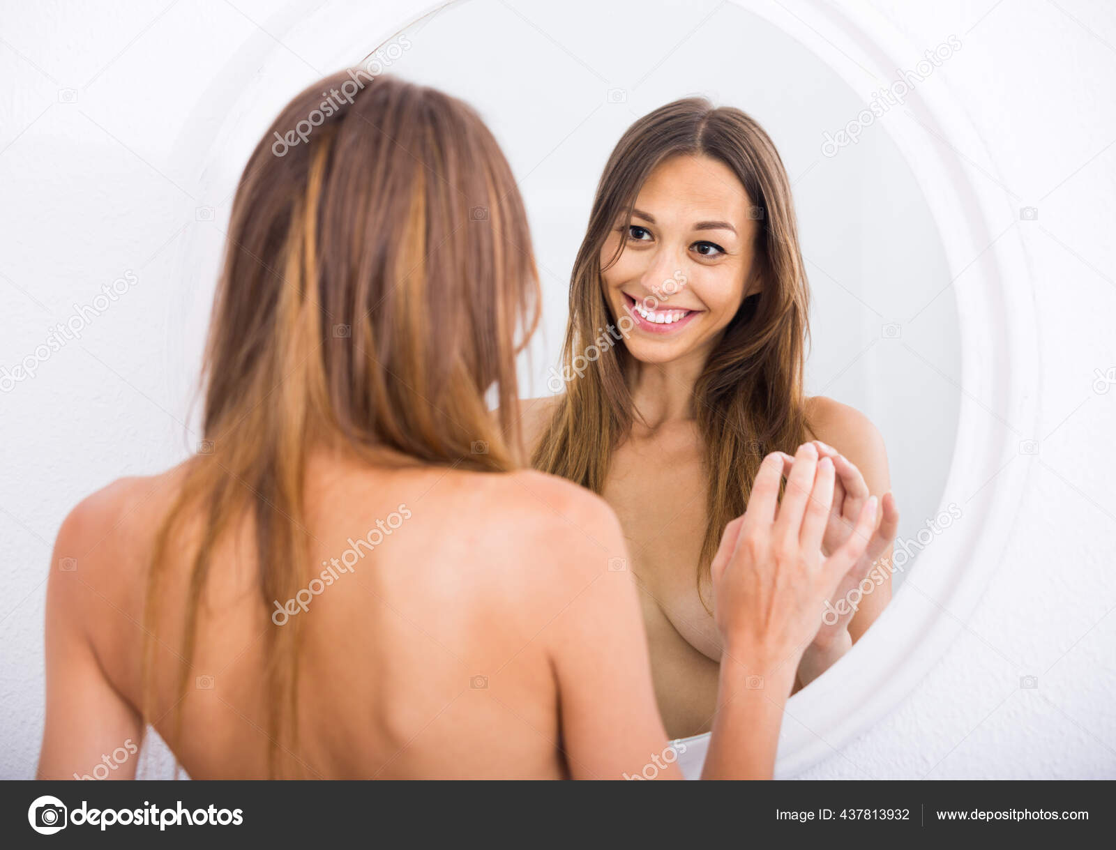 Mujer desnuda mirándose atentamente en el espejo: fotografía de stock ©  Jim_Filim #437813932 | Depositphotos