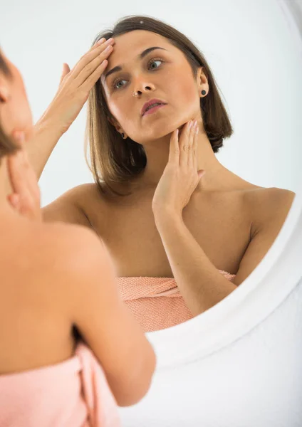 Woman using mirror — Stock Photo, Image