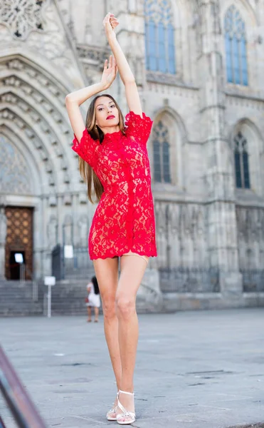 Porträtt av sexig ung kvinna i röd klänning promenader i gamla stan — Stockfoto