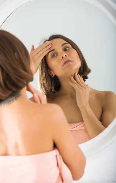 Mujer usando espejo —  Fotos de Stock