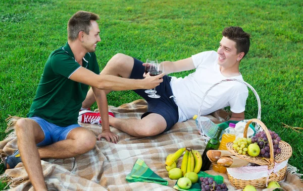 Hombres disfrutando de picnic al aire libre —  Fotos de Stock