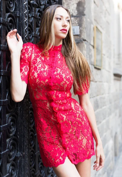 Ritratto ravvicinato di giovane donna sexy in abito rosso — Foto Stock