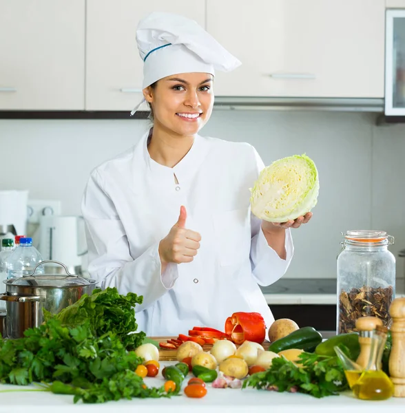 Жінка готує вегетаріанську страву — стокове фото