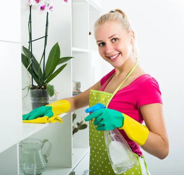 Chica rubia limpiando superficies en casa. — Foto de Stock