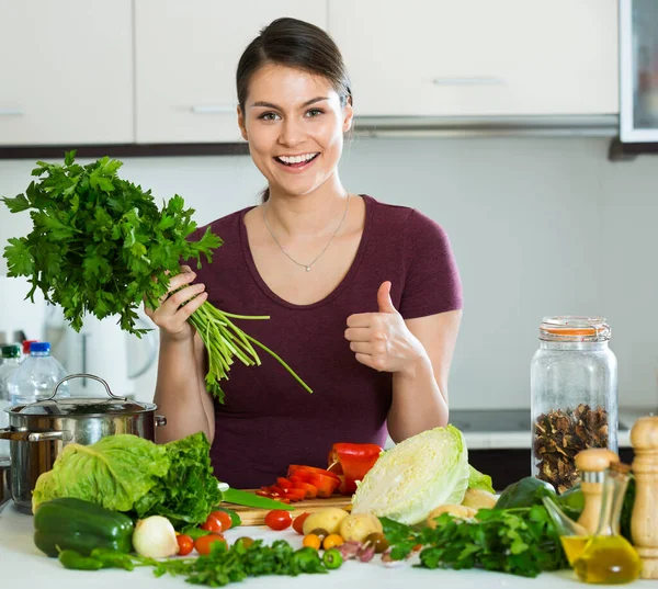 Young brunette cooking vegetables — Stock Photo, Image