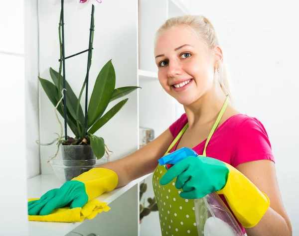 Flicka rengöring i lägenhet . — Stockfoto
