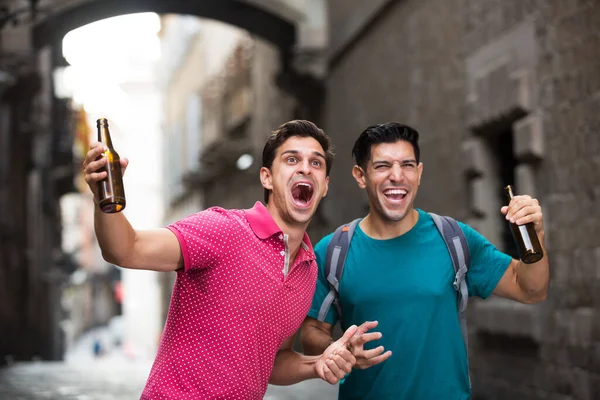 Zwei männliche Fans, die mit Bier unterwegs sind — Stockfoto