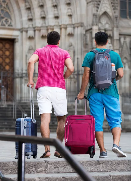 I turisti uomini camminano con i bagagli a Barcellona — Foto Stock