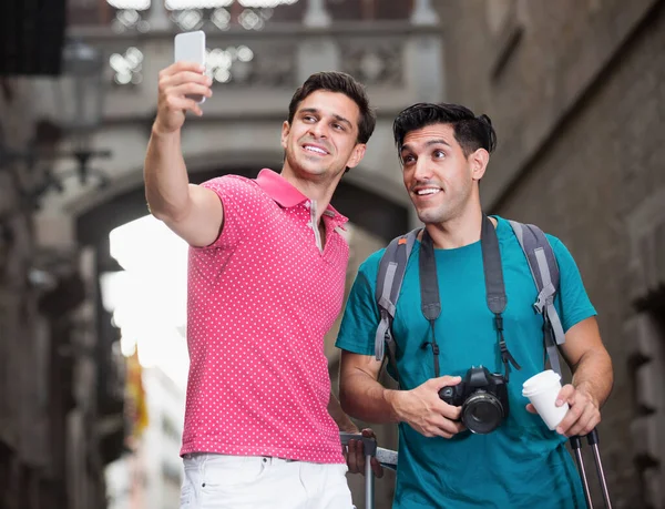 Ragazzi sorridenti con valigie che fanno selfie — Foto Stock