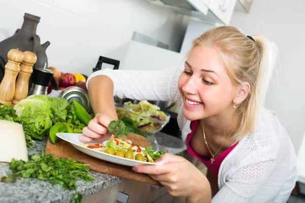 Menina na cozinha preparando salada — Fotografia de Stock