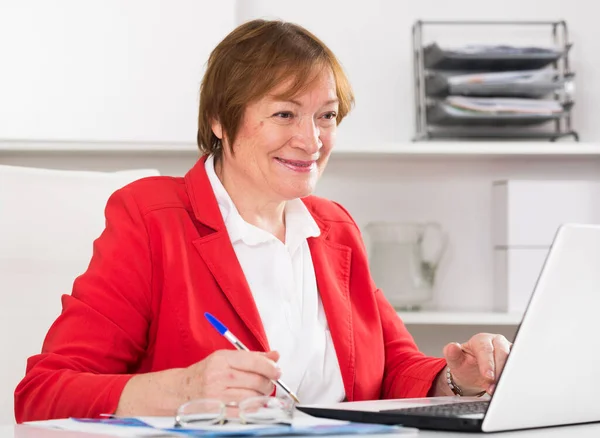 Woman working productively — Stock Photo, Image