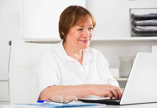 Mujer trabajando productivamente —  Fotos de Stock