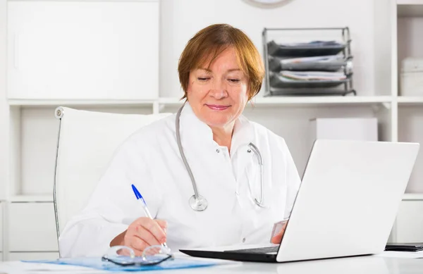 Médico trabajando eficazmente —  Fotos de Stock