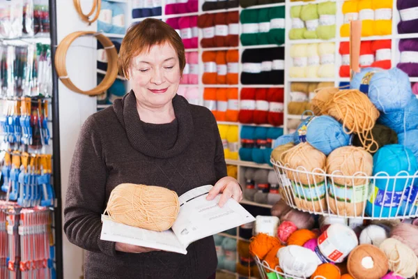 Donna matura in negozio di filati — Foto Stock