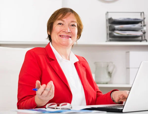 Frau arbeitet produktiv — Stockfoto