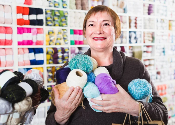 Portrait of female which is doing shopping — Stock Photo, Image