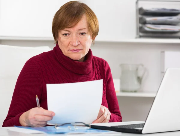 Mujer teniendo problemas —  Fotos de Stock