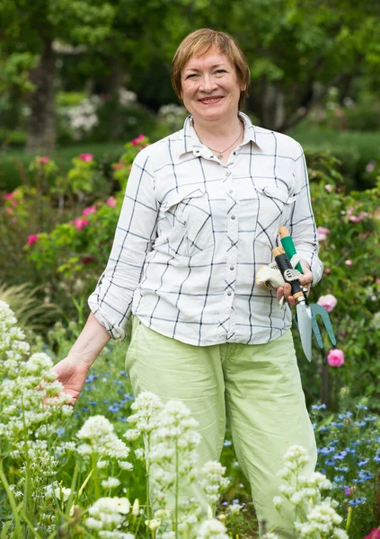 Mulher madura jardineiro — Fotografia de Stock