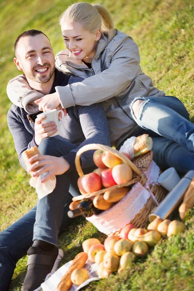 Alegre joven pareja charlando como teniendo picnic — Foto de Stock